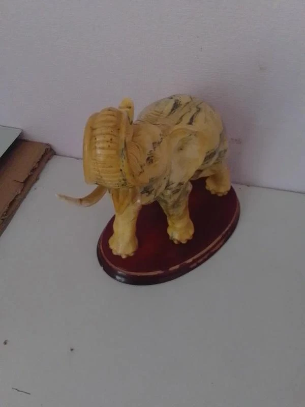 Éléphant décoratif imitation ivoire sur socle en bois environ 20 cm - 1722 g
